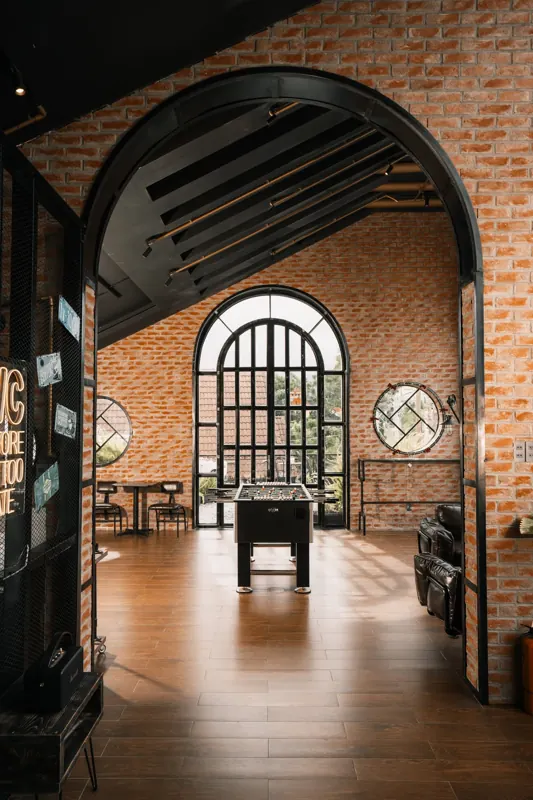Lối vào dạng vòm và tường gạch